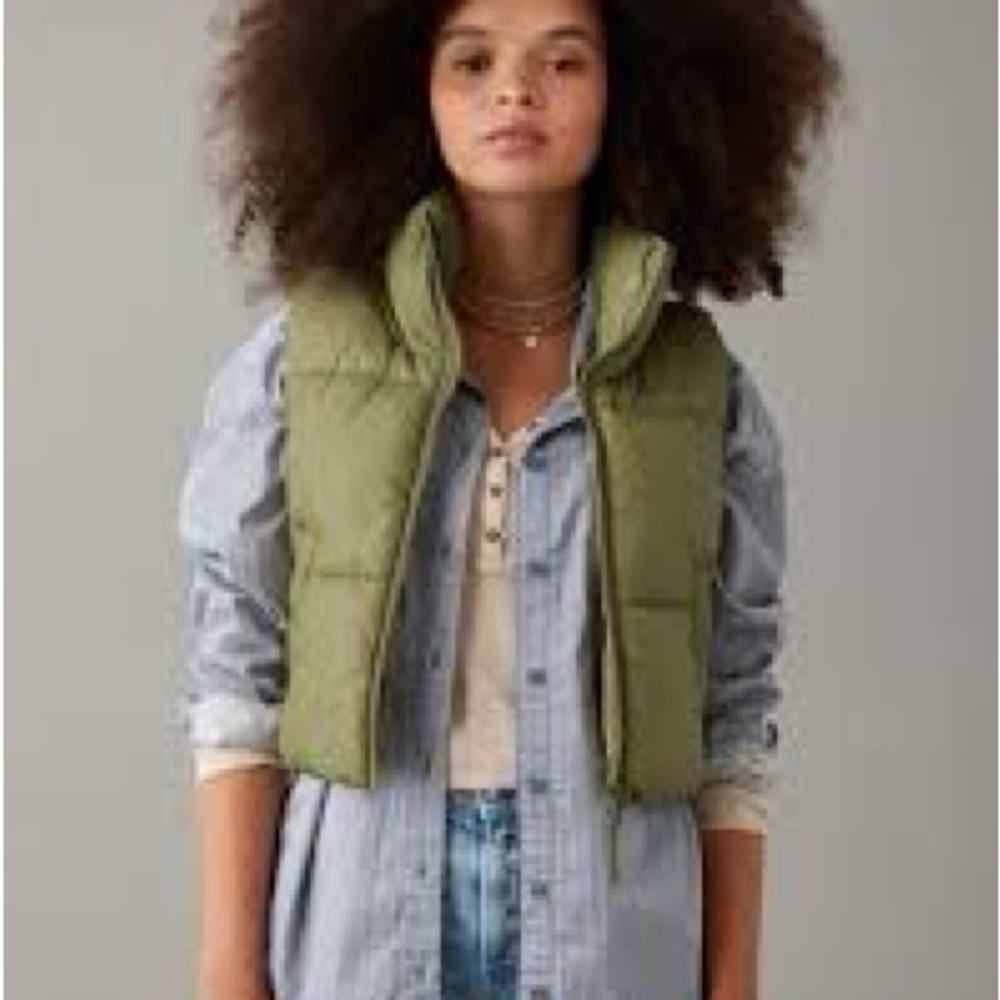 AE cropped puffer vest